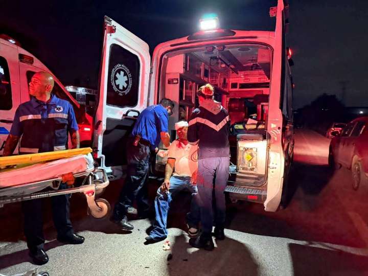 Auto chocó y se volcó en Norias de Ojocaliente y dos hombres resultaron lesionados de consideración