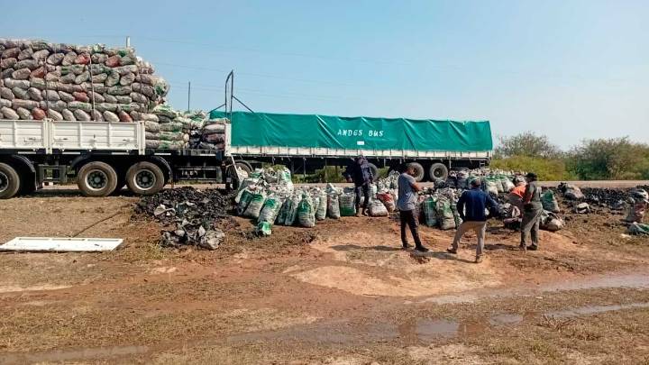 Camión con carga de carbón sufrió un principio de incendio en Ruta 34