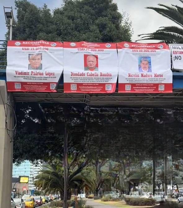 Carteles en Quito hacen referencia a recompensa por Nicolás Maduro y otros funcionarios del régimen venezolano