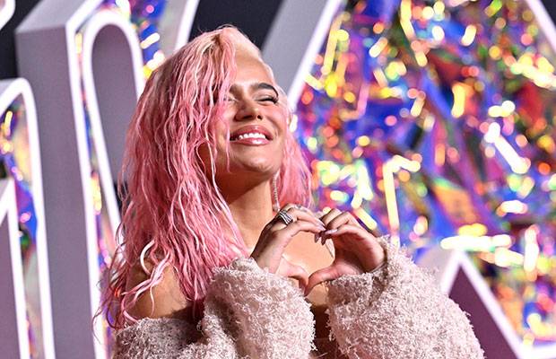 Karol G es la primera estrella invitada latina en el cabaré Crazy Horse de París