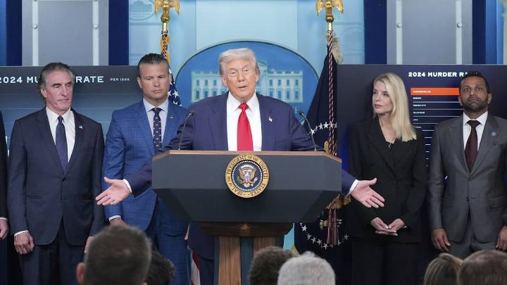 Trump to place DC police under federal control
