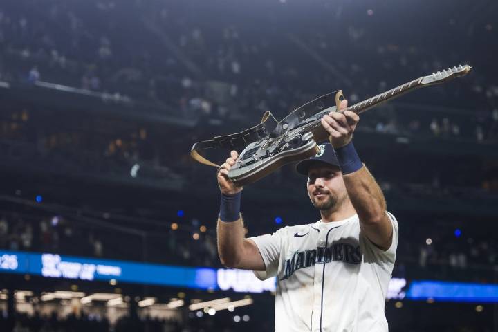 Deadspin | MLB roundup: Cal Raleigh hits No. 50, M's top Padres