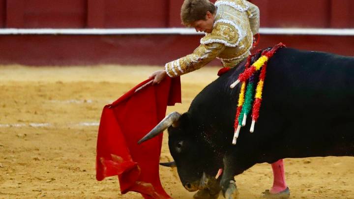 Víctor Hernández impacta por la pureza de su toreo