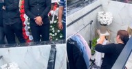 Mujer cuelga ropa de su familiar fallecido en curiosa tumba con vidros de cristal: “¿Es sepelio o mudanza?”