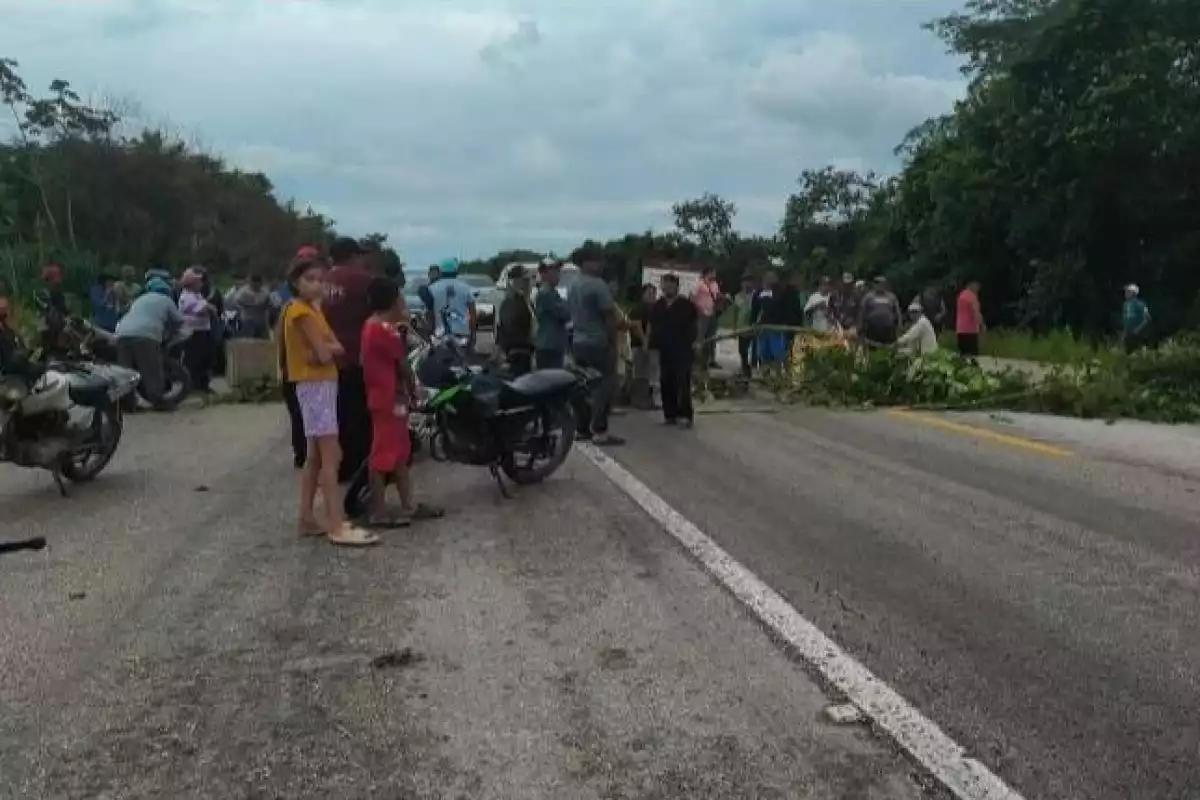 Por deficiencia de la CFE, habitantes de Divorciados bloquean la vía corta Bacalar a Mérida
