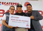LA ALCALDESA ACCRECONOCE LA LABOR DEL HEROICO CUERPO DE BOMBEROS