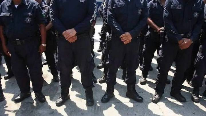 Patrulla de Acatlán de Osorio atropella a perrito; alcaldesa destituye a policías involucrados