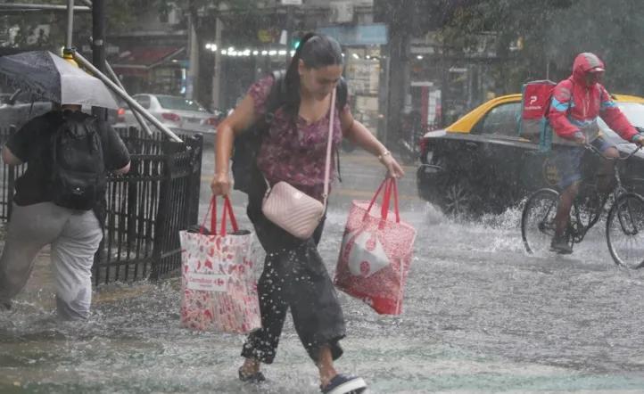 Tormenta de Santa Rosa: inundaciones, lluvias récord y 12 provincias y el AMBA con alerta meteorológica hasta el lunes