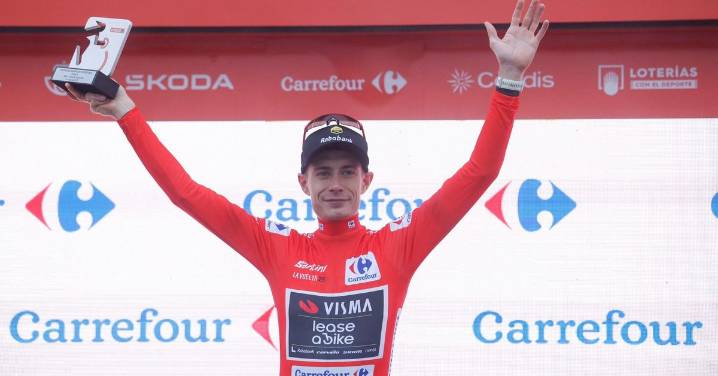 Vingegaard cae en la trampa de la rotonda pero acaba de rojo