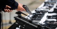 La historia del agente del Gaula detenido porque al parecer se apropiaba de las armas que incautaba a los criminales