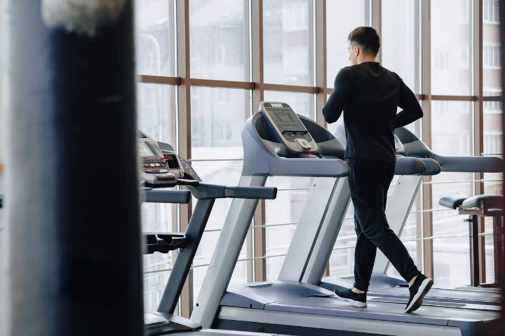 "Las calorías se queman más rápido". En qué consiste la tendencia fitness 12-3-30 que quemaría más grasa que el running, según los expertos