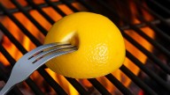 Un chef lo deja claro: para qué sirve frotar limones sobre la parrilla