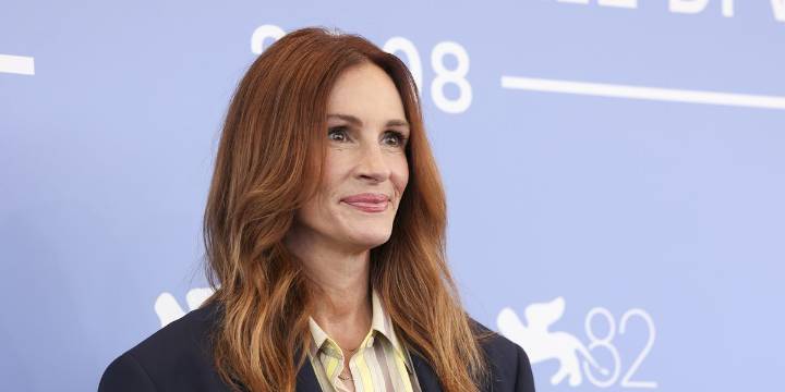 Julia Roberts, la más elegante de Venecia a los 57 años con la fórmula que no falla jamás: chaqueta, camisa y vaquero recto