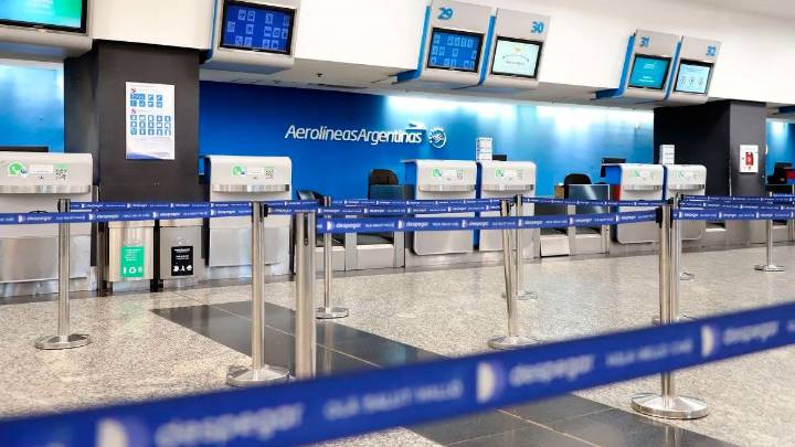 Vuelven las protestas de controladores y se multiplican los vuelos demorados