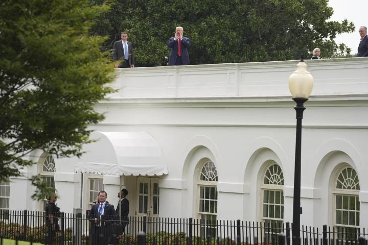 Trump tours White House roof amid plans for new ballroom
