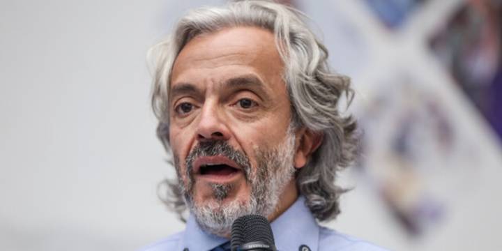Seguidor de Petro confrontó a Juan Daniel Oviedo por su apariencia: “Cuando se corte el cabello, le doy la mano”