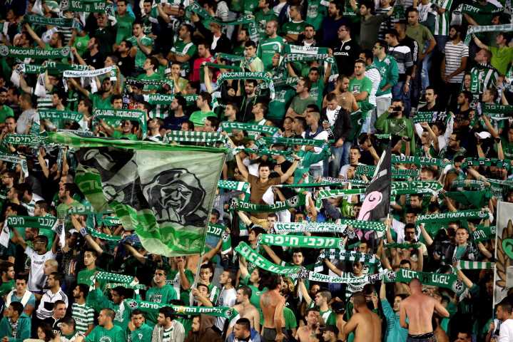 Polonia condena exhibición de pancarta ofensiva de aficionados israelíes del Maccabi Haifa