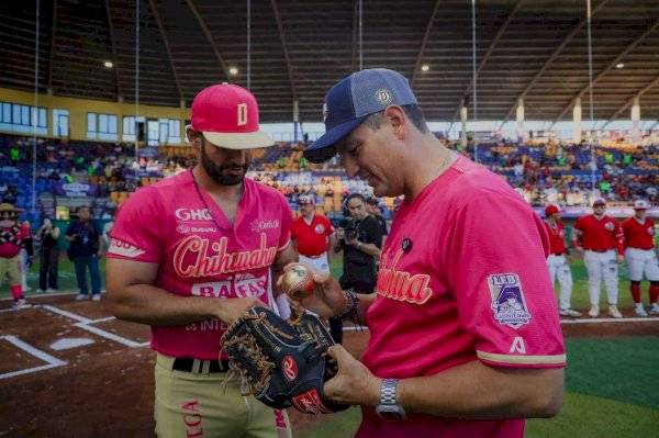 Lanza Marco Bonilla la primera bola en la final de béisbol
