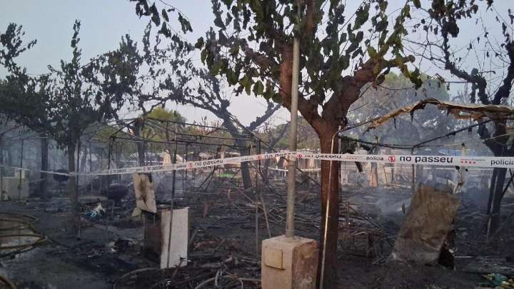 Dos incendios en una noche en el camping Vendrell Platja: 14 autocaravanas calcinadas y 1.800 evacuados