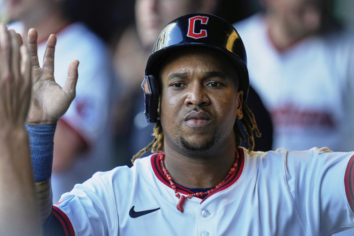 Ramírez logra tres hits y Guardianes remontan ante Marlins para acercarse al comodín
