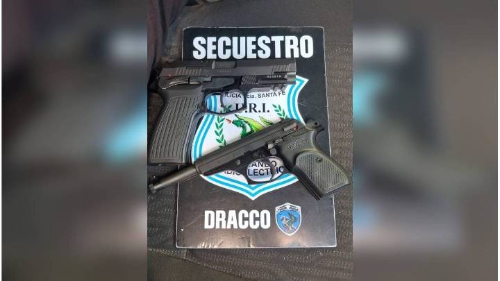 Insólito episodio en B° Sargento Cabral: policías rescataron a un hombre encerrado en el baño de su casa por su pareja