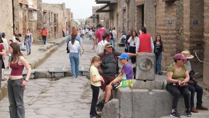 Un turista en Pompeya se mete en problemas al intentar llevarse un curioso souvenir: “No sabía que era ilegal”