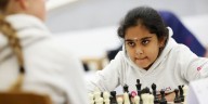 Quién es Bodhana Sivanandan, la niña de 10 años que derrotó a un gran maestro y marcó un hito en el ajedrez femenino
