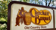 La lección de Cracker Barrel para las empresas que cambian su logotipo: caída de acciones y críticas hasta del presidente