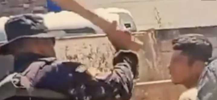 Captan a policías de élite de Chiapas golpeando con una tabla a un joven detenido (Video)