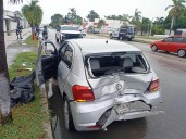 Fuerte choque por alcance deja daños materiales en la avenida Álvaro Obregón de Chetumal