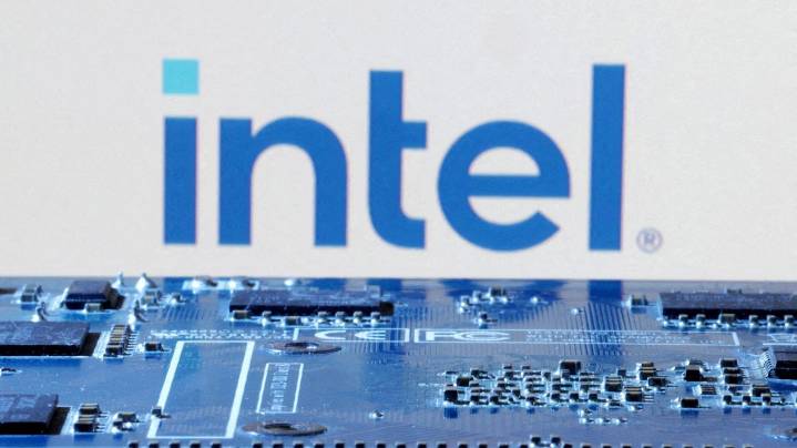 El Gobierno de Trump estudia hacerse con un 10 % de Intel convirtiendo las subvenciones de Biden en acciones
