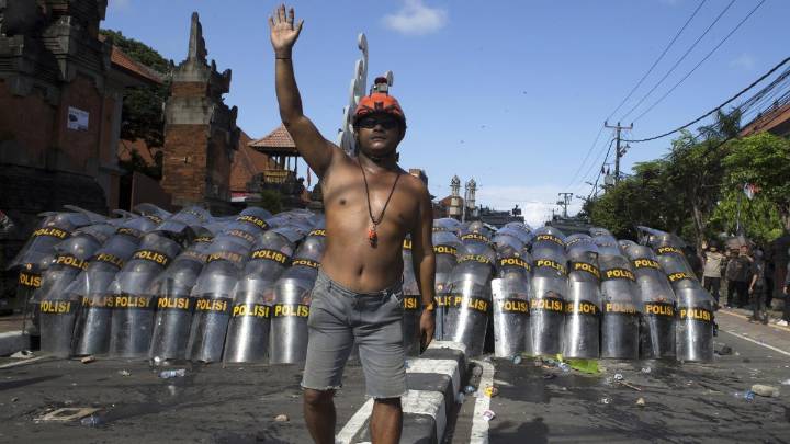 De las protestas en Indonesia a la ballena en Colombia y otras imágenes de la jornada