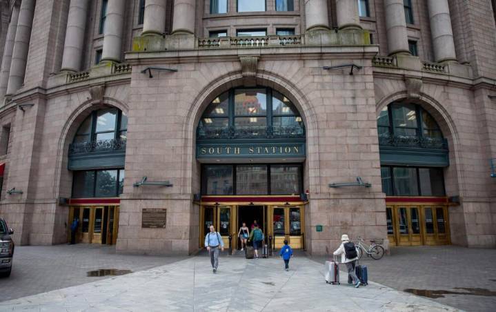 Los viajeros de Boston no están convencidos con una posible toma federal de South Station
