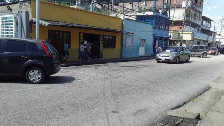 Nadie respeta la parada de Bucaramanga: carros estacionados y peligro de muerte