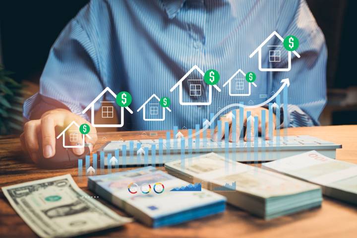 Realty Income Stock: Declining Rates Make Now The Time To Buy (NYSE:O)