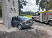 Fuerte choque en Zapopan: un auto se incrusta en una columna de Hacienda Copala; conductora resulta herida