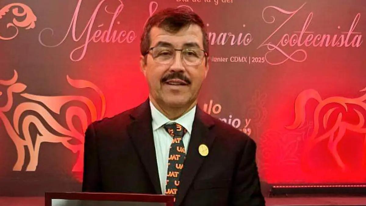 Rector de la UAT gana Premio al Mérito Profesional 2025: reconocen su impacto en la veterinaria mexicana
