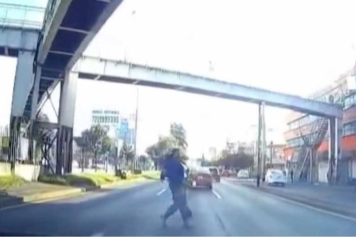 Mujer arriesga la vida al cruzar Paseo Tollocan sin usar puente peatonal