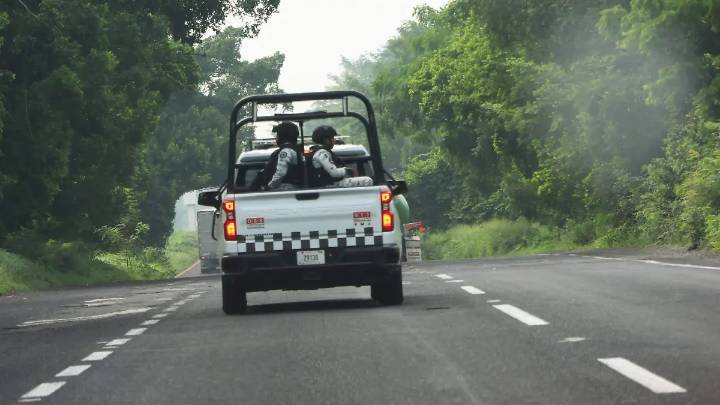 Roban toneladas de azúcar de un tractoamión que vocló en carretera Paso del Macho
