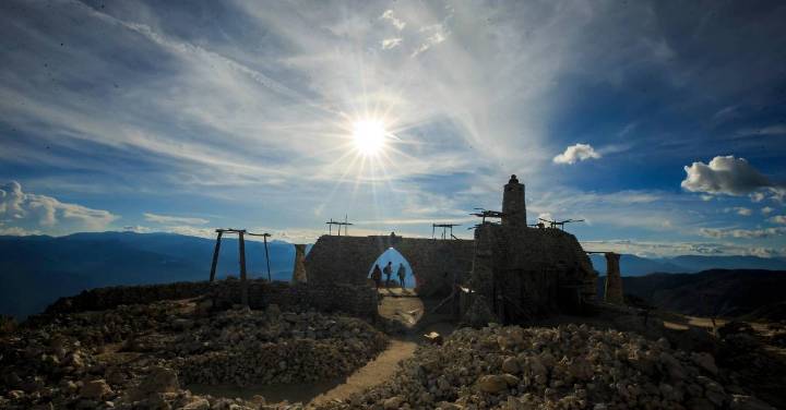 En la montaña de los espectros, en Antioquia, se construye el monumento a la arquitectura milenaria