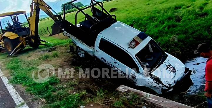 Policías iban a atender reporte de gente armada y vuelcan, en Tepalcatepec