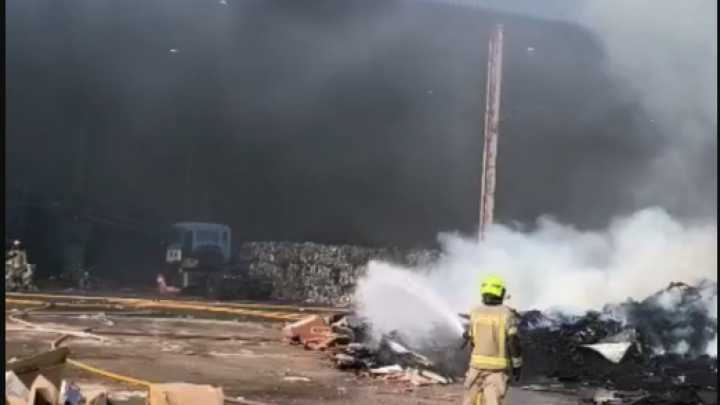 Controlado el incendio en el Ecoparque tras horas intensas de trabajo