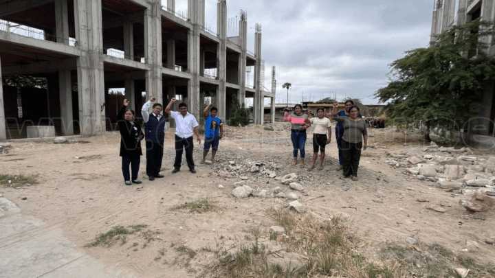 Monte Castillo: 700 niños y niñas del nivel primario llevan cinco años estudiando en aulas de triplay por obra abandonada