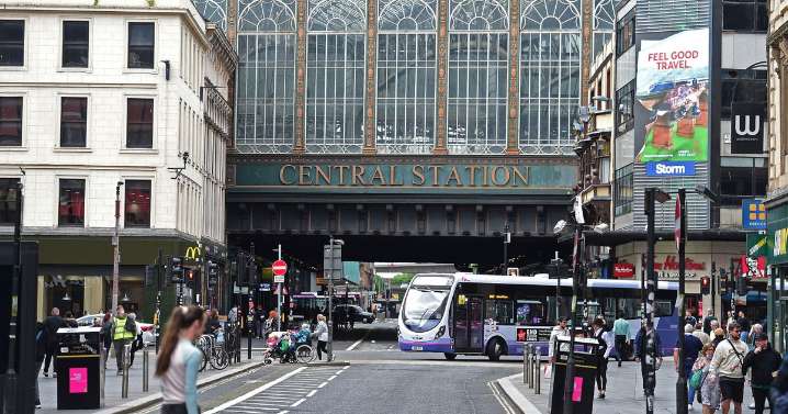 Glasgow Argyle Street closed after man collapses as drivers told ‘avoid the area’