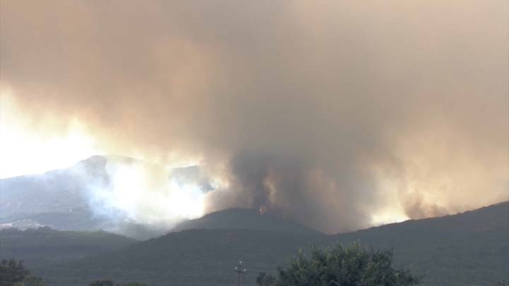 El fuego de Jarilla afecta ya a 11.000 hectáreas y se valora el confinamiento de La Garganta