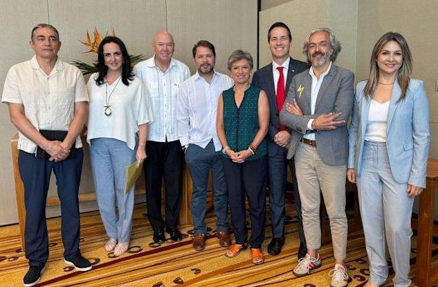Senadores de EE. UU. se reúnen con precandidatos presidenciales