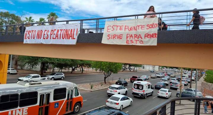 Protestan estudiantes de Unison y exigen paso peatonal debajo de puente en Hermosillo