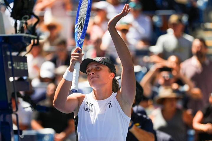Swiatek inicia sin contratiempos en el US Open tras ganar el título de Wimbledon