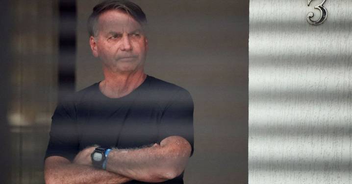 Ordenan reforzar vigilancia en la casa de Bolsonaro por riesgo de fuga