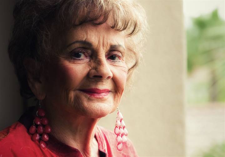 Joan Anderson, Australian who twirled her way into hula hoop history, dies at 101